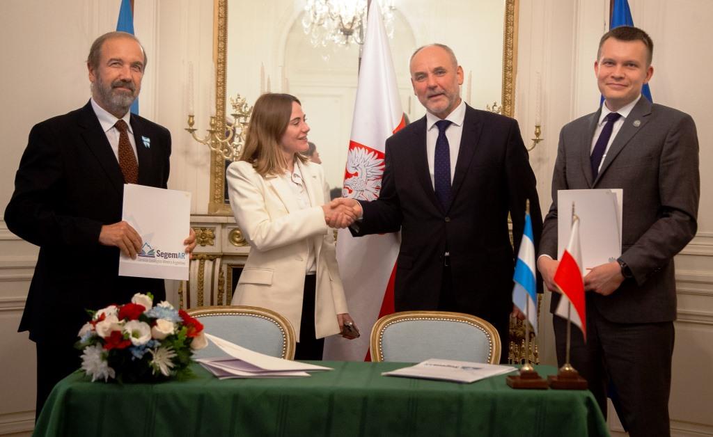 Porozumienie o współpracy w towarzystwie sekretarz ds. górnictwa w Ministerstwie Gospodarki Argentyny Fernanda Avila oraz wiceministera klimatu i środowiska dr. Piotra Dziadzio (z prawej) podpisali, od lewej: dyrektor SEGEMAR Eduardo Zappettini i zastępca dyrektora ds. służby geologicznej w PIG-PIB Andrzej Głuszyński. 