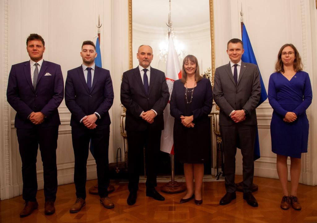 Polska delegacja po ceremonii podpisania Porozumienia o Współpracy w Ambasadzie RP w Buenos Aires. Od lewej: Radomir Pachytel (PIG-PIB), Michał Nowosielski (MKiŚ), Piotr Dziadzio (wiceminister klimatu i środowiska), Aleksandra Piątkowska (Ambasador Rzeczypospolitej Polskiej w Republice Argentyńskiej, Wschodniej Republice Urugwaju i Republice Paragwaju), Andrzej Głuszyński (zastępca dyrektora ds. służby geologicznej PIG-PIB), Katarzyna Cholewińska (Referat ds. Polityczno-Ekonomicznych, Ambasada RP w Buenos Aires)