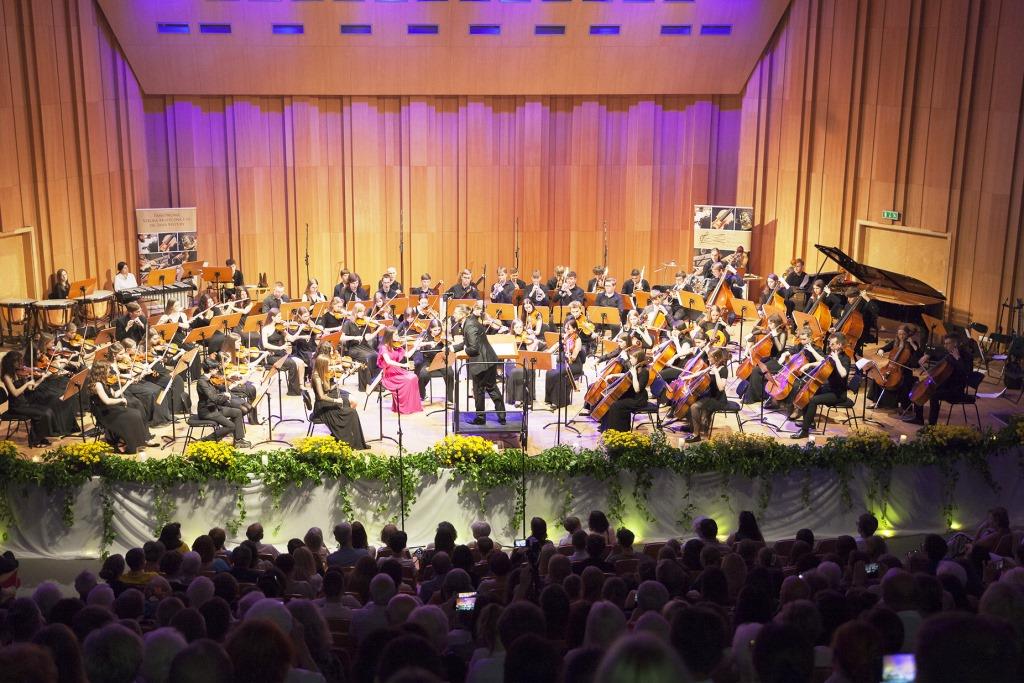 Koncert Symfoniczny w ramach projektu Młoda Filharmonia Międzyszkolna, łączącego uczniów ze szkół muzycznych w Żorach oraz w Sosnowcu Dyplom i odznaka Zasłużony dla Miasta Sosnowca Listy gratulacyjne od sosnowieckich parlamentarzystów