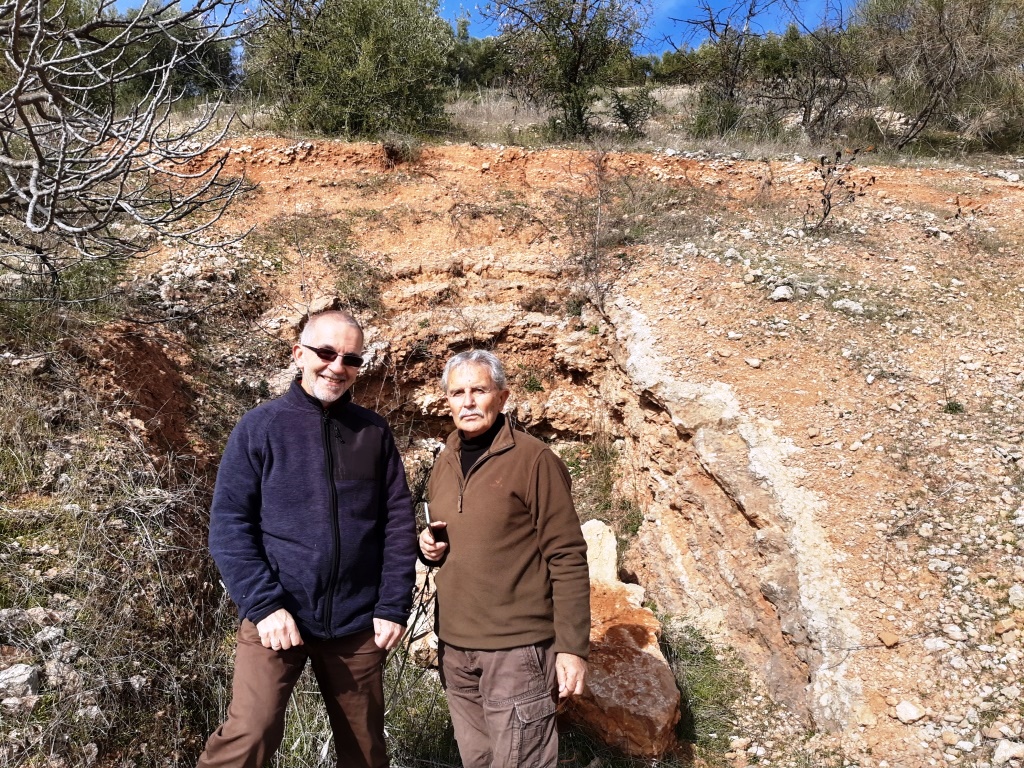 Autor artykułu z prof. Federico Olorizem (Uniwersytet w Granadzie) w odsłonięciu Puerto Escano. Interwał granicy jura/kreda wykształcony jest w facji Ammonitico Rosso wykazuje cechy kondensacji stratygraficznej