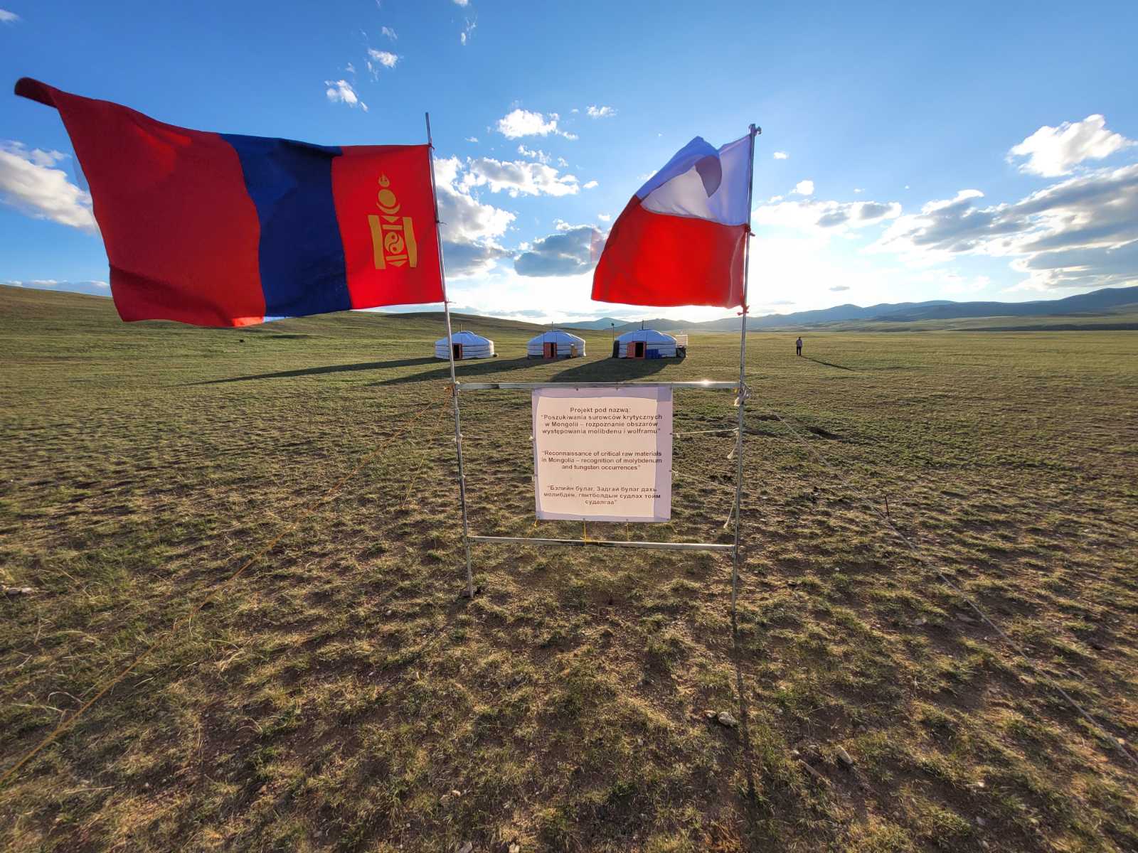Obóz Polsko-Mongolskiej ekspedycji geologicznej w Bayanbulag (Góry Changaj, fot. R. Nasiłowski)