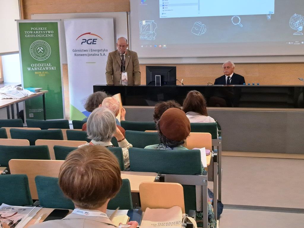 Rozpoczęcie Sympozjum. Jako pierwszy wystąpił Prezydent INHIGEO prof. Ezzio Vaccari