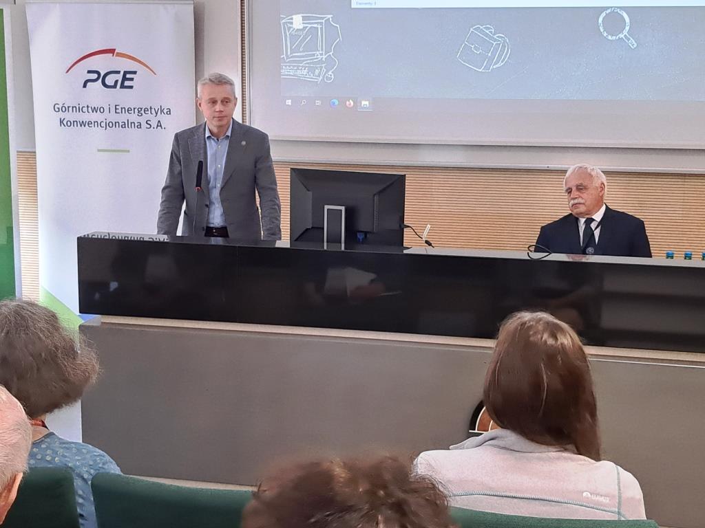 W imieniu PIG-PIB uczestników Sympozjum powitał dr hab. Piotr Szrek Dyrektor ds. Badań i Rozwoju