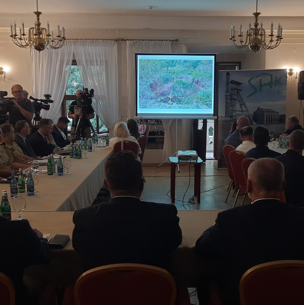 ekran w sali konferencyjnej