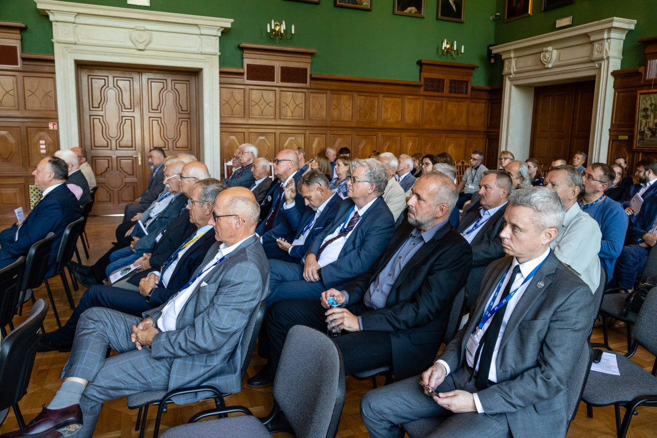 Duża sala w urzędzie miasta wypełniona gośćmi zaproszonymi na uroczystość, siedzącymi w garniturach na krzesłach. Delegacja PIG-PIB w składzie Piotr Szrek i Jakub Sokołowski