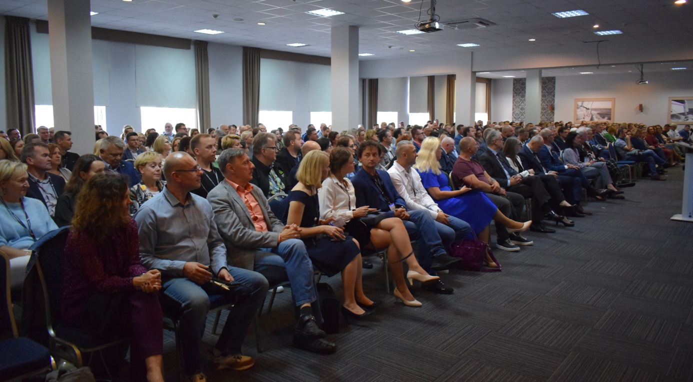 Uczestnicy 2.Konferencji Współczesna Geologia Samorządowa podczas sesji inauguracyjnej, sala zapełniona ludźmi słuchającymi przemówień