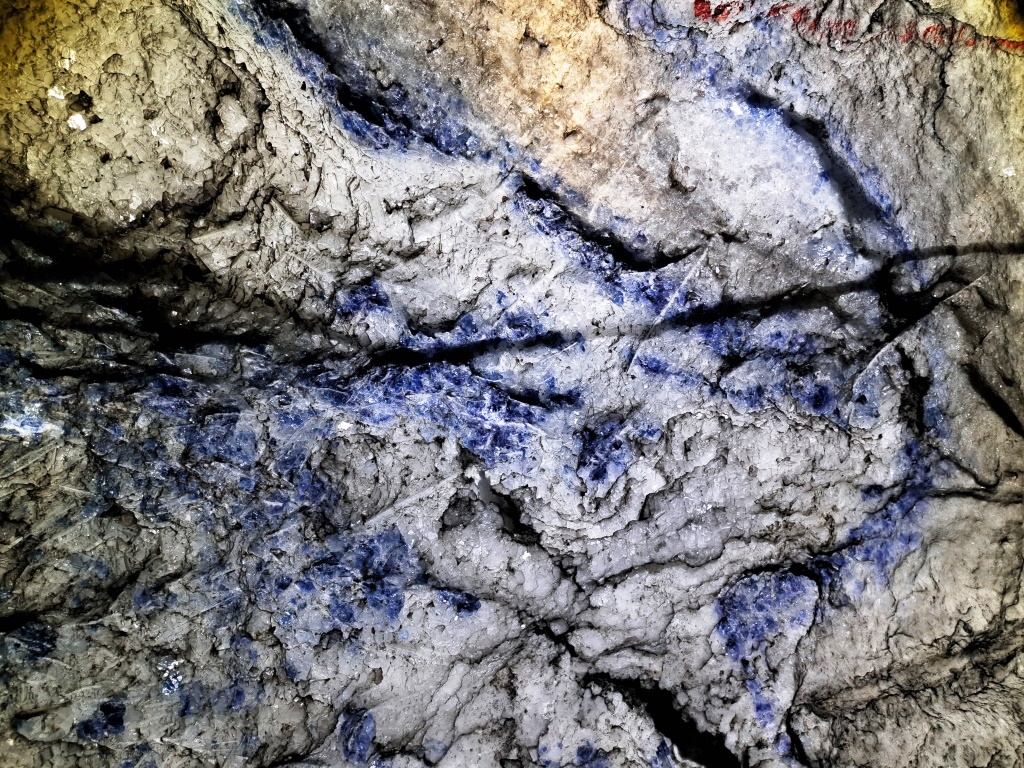 fragment wyrobiska kopalni soli Kłodawa, na którym widać żyłki niebieskiej soli kamiennej - halitu