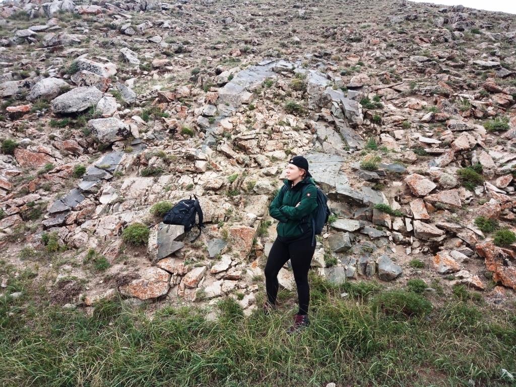 kobieta pozująca na tle pokruszonych skał na wzgórzu