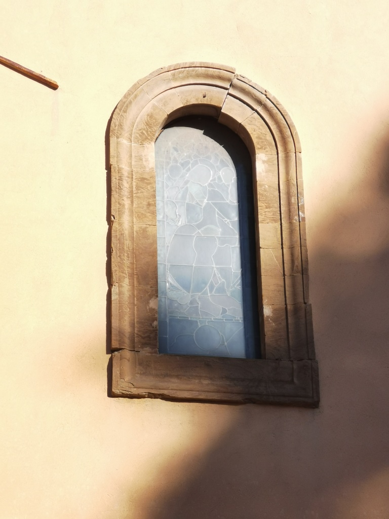 okno w murze