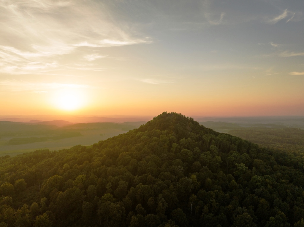 zdjęcie góry Ostrzyca widzianej z góry w promieniach zachodzącego słońca 