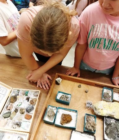 dzieci oglądają okazy mineralogiczne