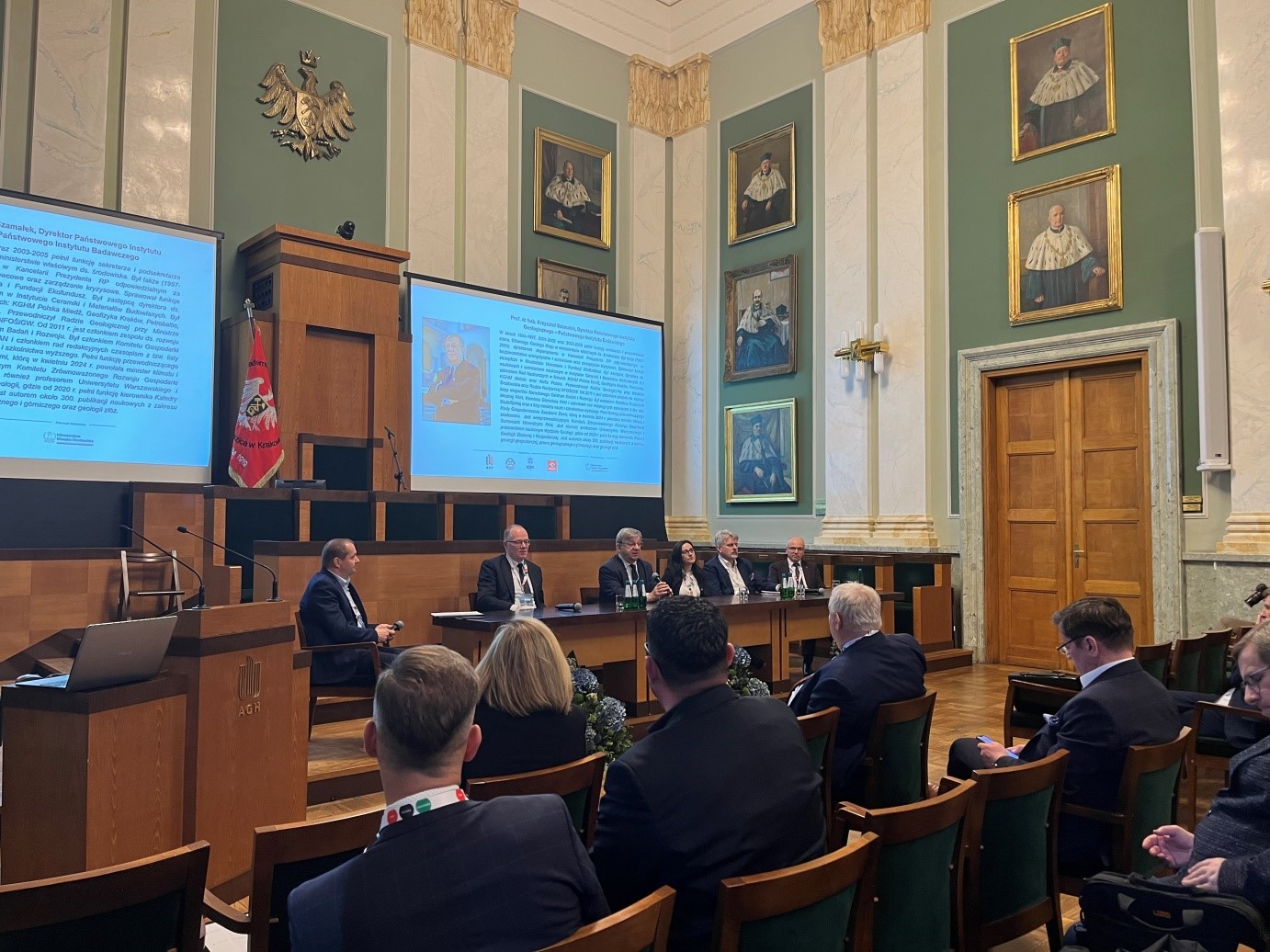 sala konferencyjna ze słuchaczami