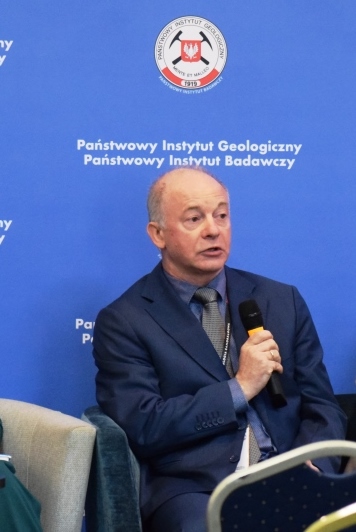 mężczyzna z mikrofonem w ręku bierze udział w panelu dyskusyjnym