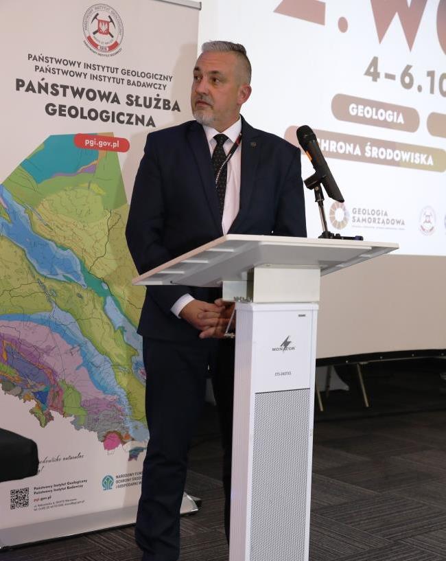 mężczyzna stojący za mównica podczas konferencji