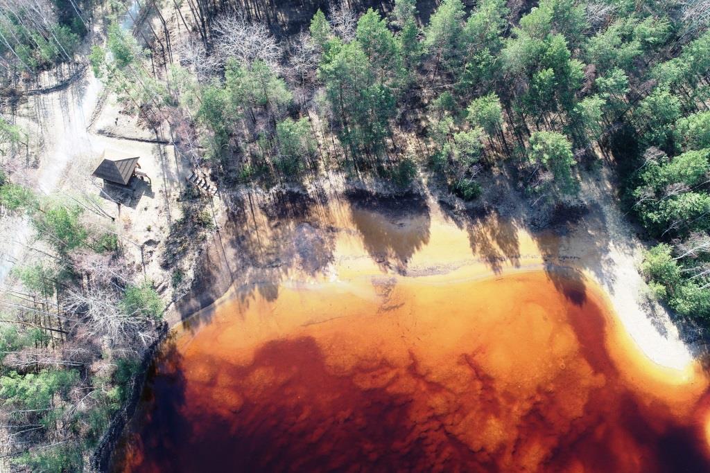 fragment geoparku Łuk Mużakowa, kolorowe jeziorko widziane z góry, zdjęcie wykonane za pomocą drona