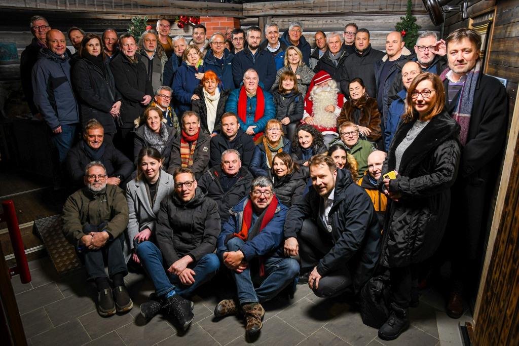 grupa ludzi pozuje do okolicznościowego zdjęcia