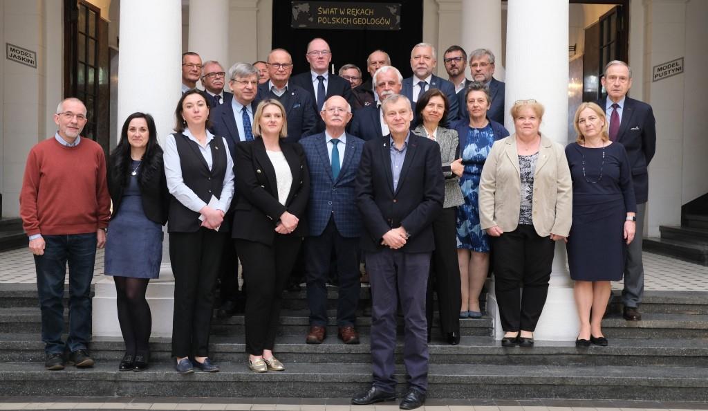 grupa osób pozujących do zdjęcia na schodach w pomieszczeniu