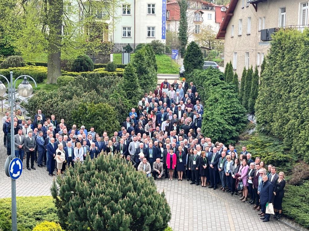 grupa ludzi pozujących do zdjęcia na zewnątrz