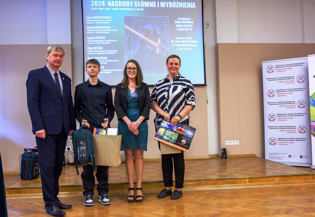 cztery osoby stojące na środku sali po ceremonii wręczenia nagród