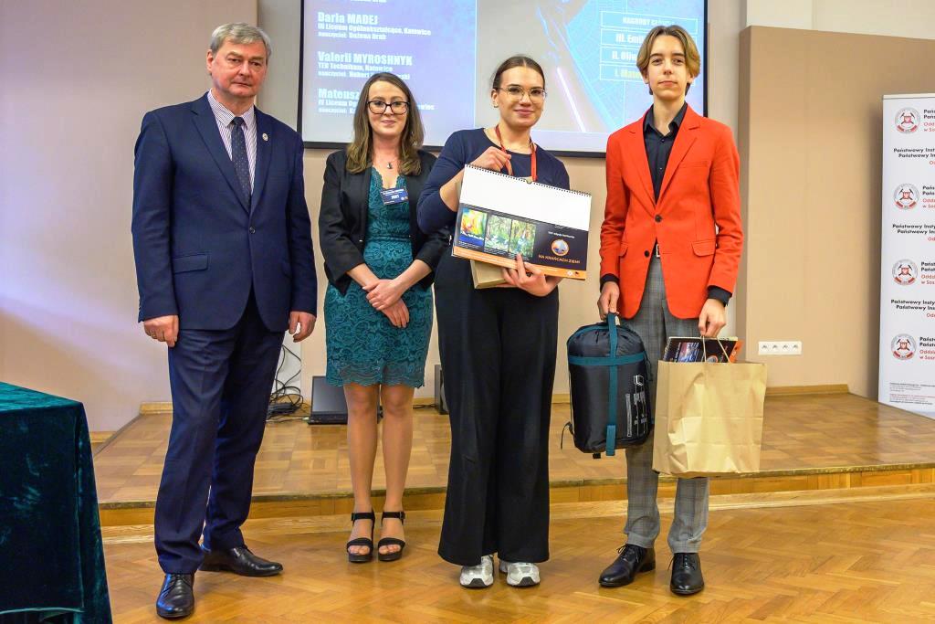 cztery osoby stojące na środku sali po ceremonii wręczenia nagród