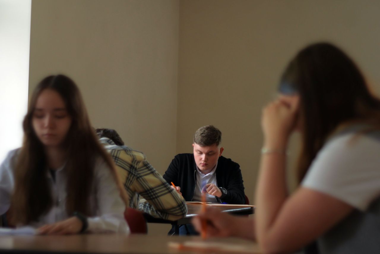 uczniowie piszący w skupieniu test wiedzy