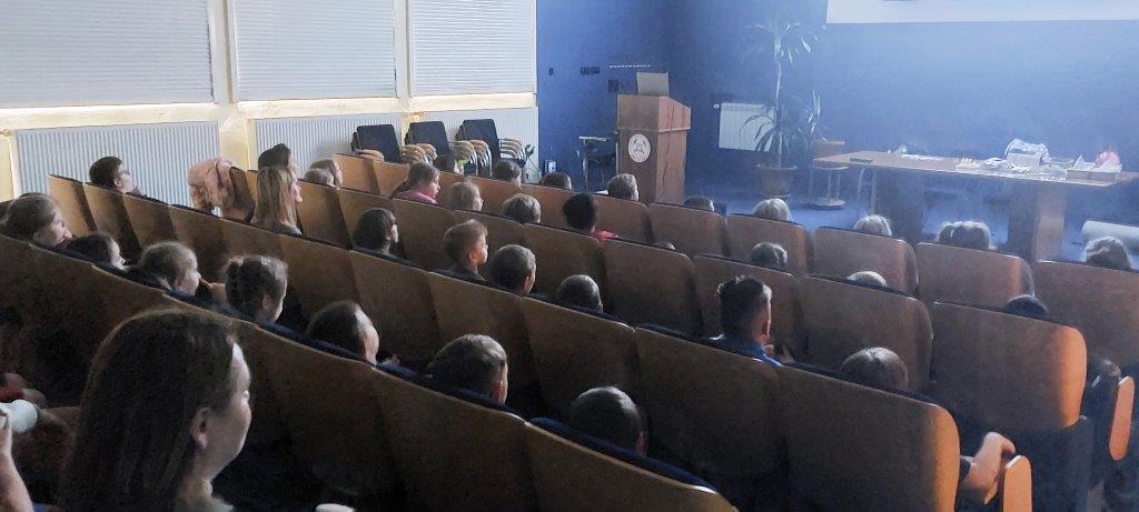 sala wykładowa z dziećmi jako słuchaczami