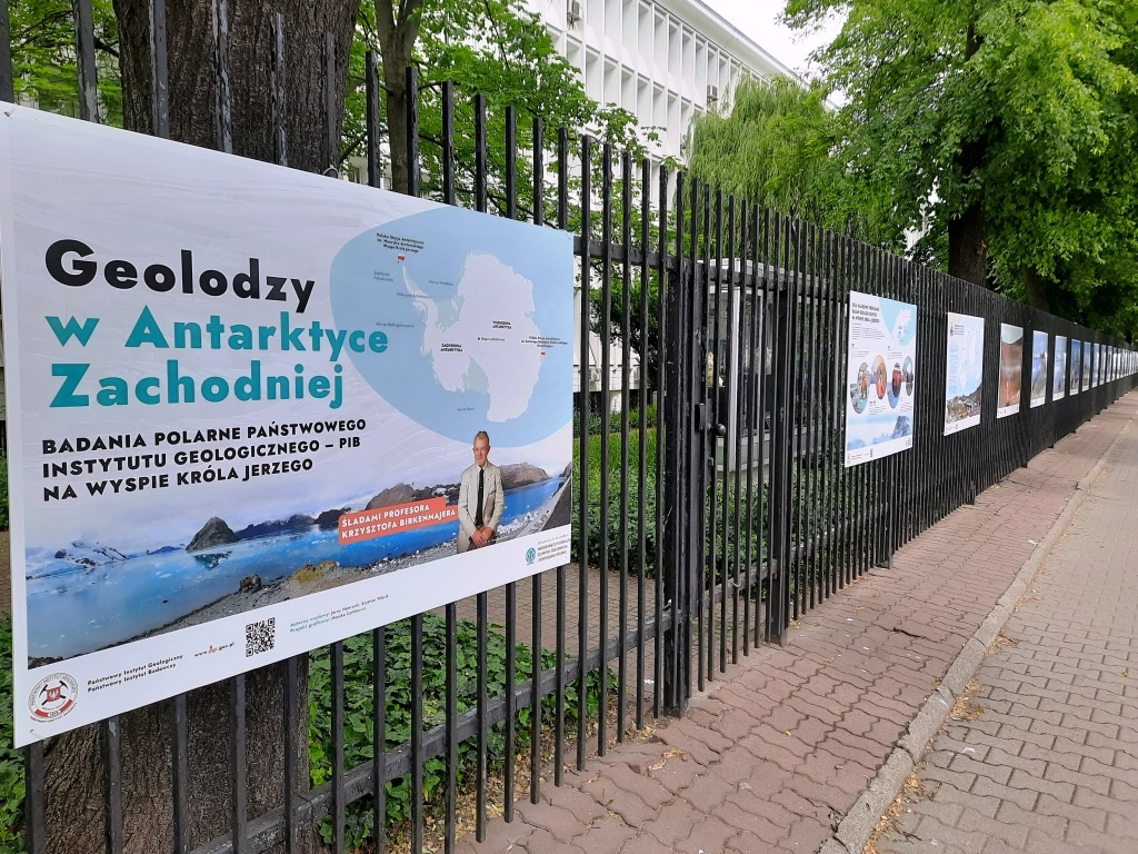 jedna z plansz ekspozycji umieszczona na ogrodzeniu