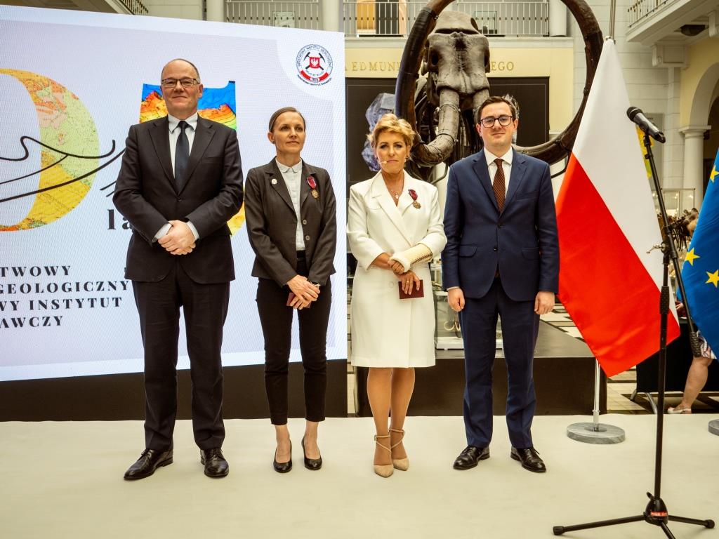 cztery osoby pozujące do zdjęcia podczas uroczystej gali