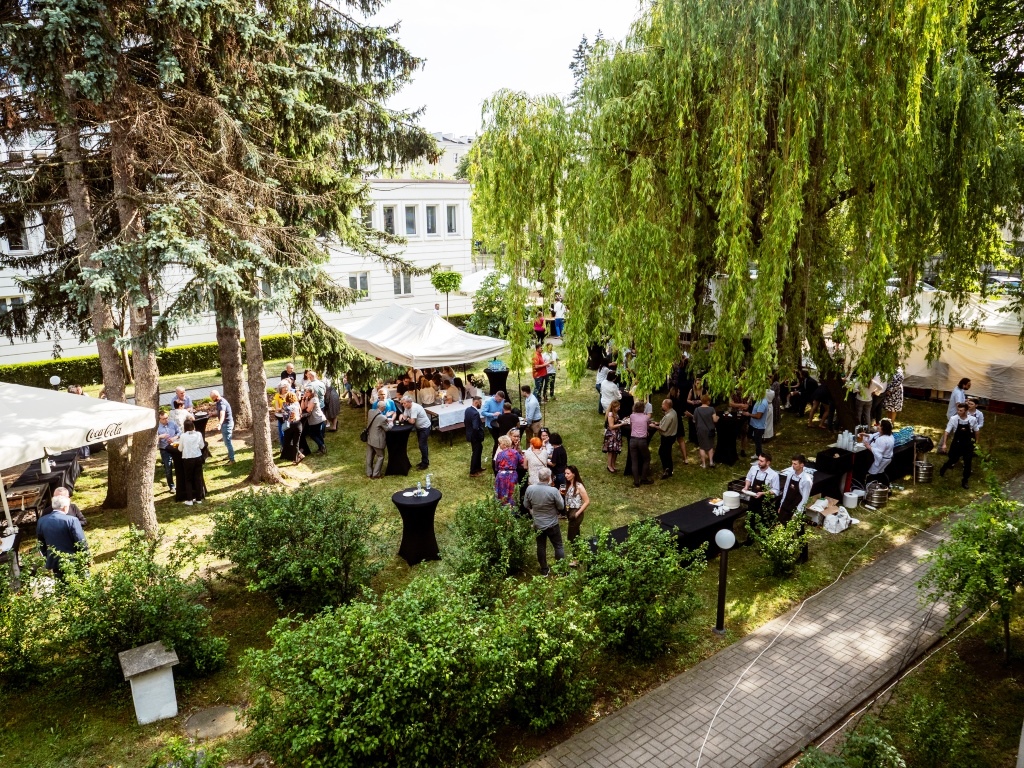 piknik firmowy w ogrodzie
