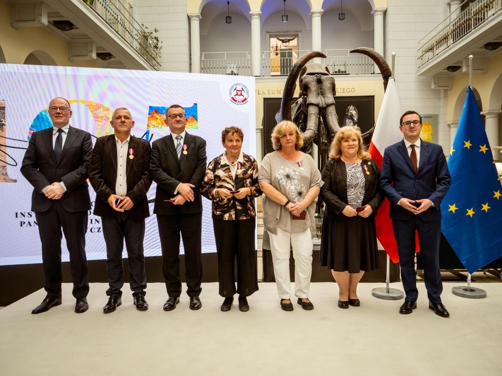 kilka osób stojących w jednym rzędzie podczas uroczystej gali