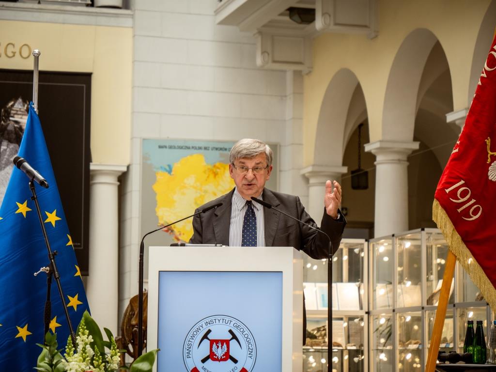 mężczyzna na mównicy przemawia