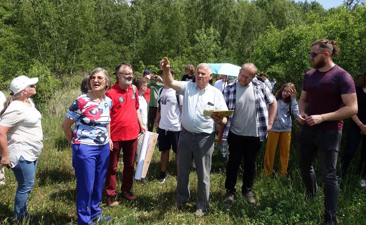 grupa osób w terenie
