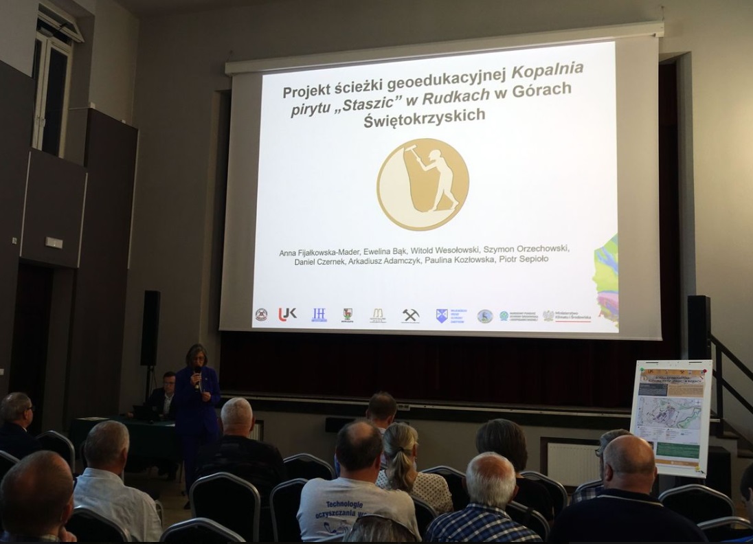 kobieta na tle prezentacji na ekranie przedstawia referat