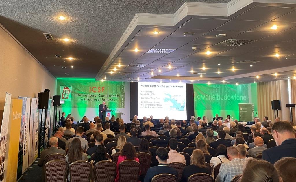 uczestnicy konferencji w sali słuchają prelekcji