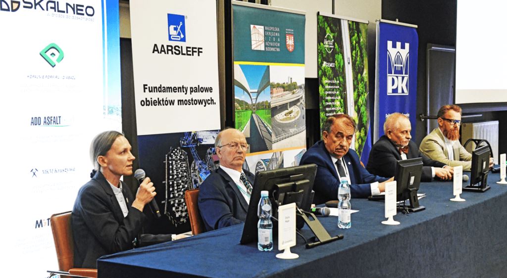 paneliści siedzący za stołem