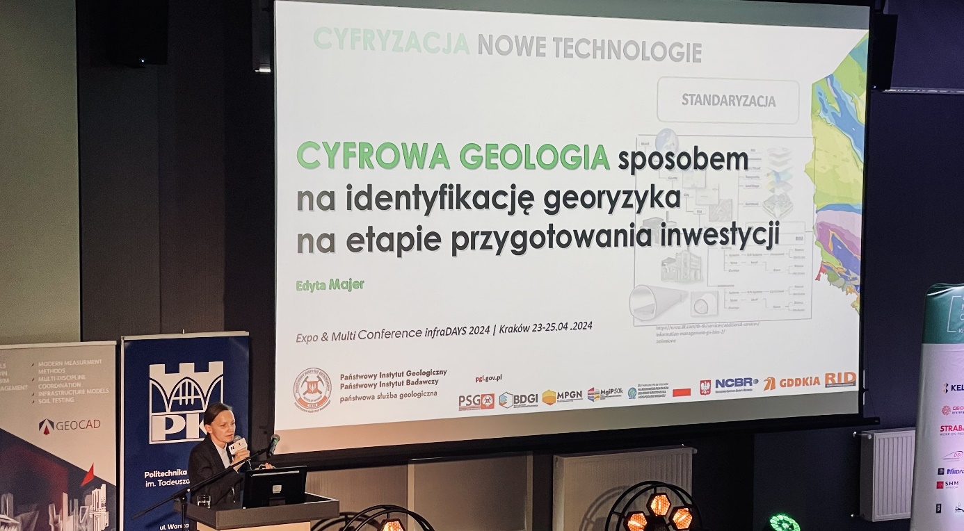 prelegentka przedstawia referat na tle ekranu z prezentacją