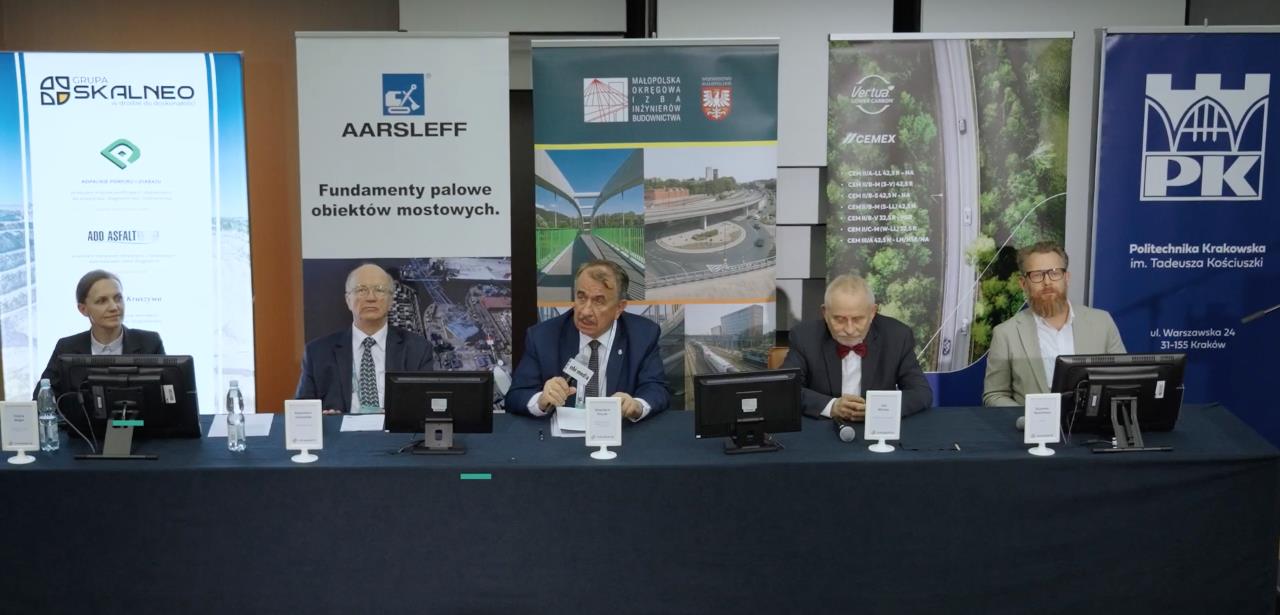 paneliści siedzący za stołem