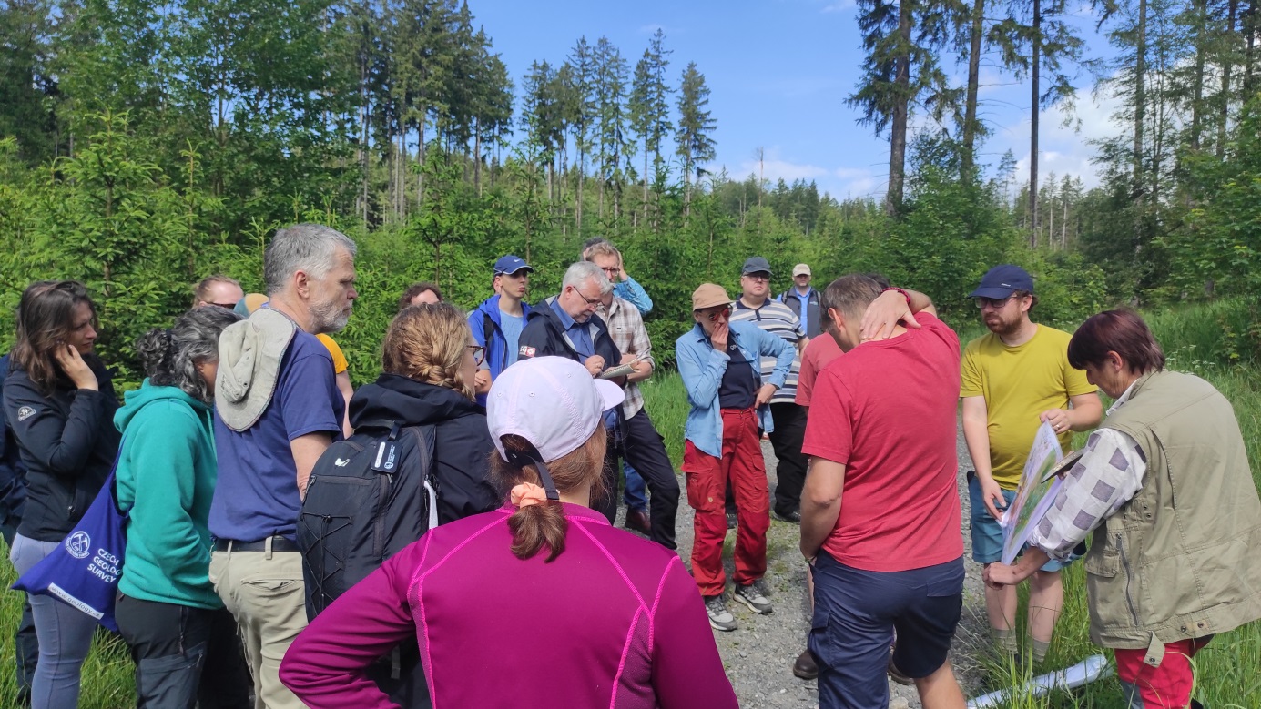 grupa ludzi podczas zajęć geologicznych w terenie