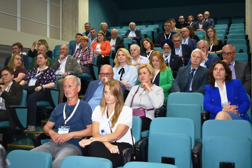 słuchacze na sali podczas konferencji