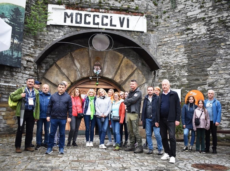 grupa osób pozujących do zdjęcia