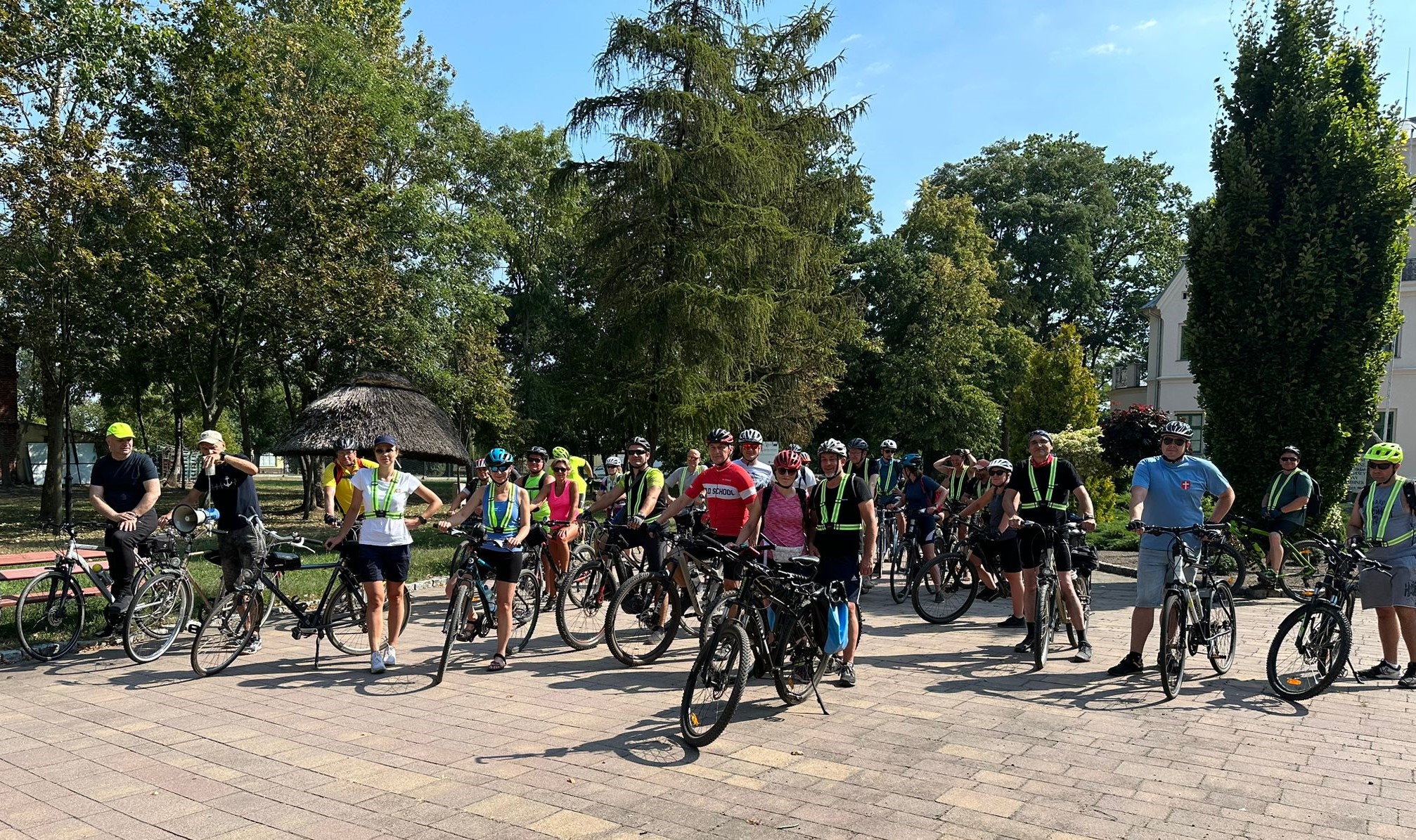 uczestnicy rajdu rowerowego