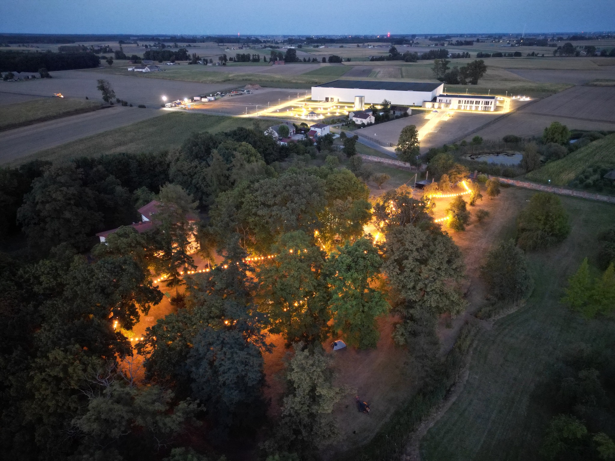widok z góry na oświetlony park