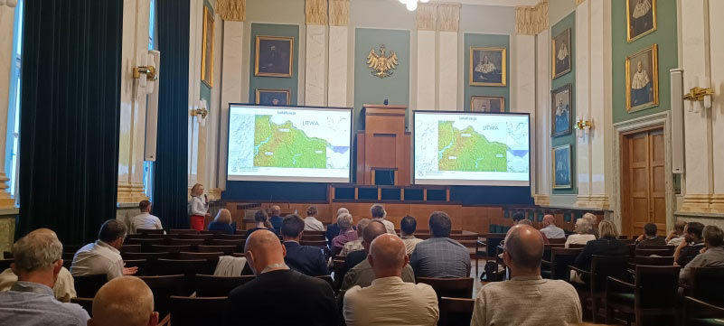 sala konferencyjna z ekranem z prezentacją