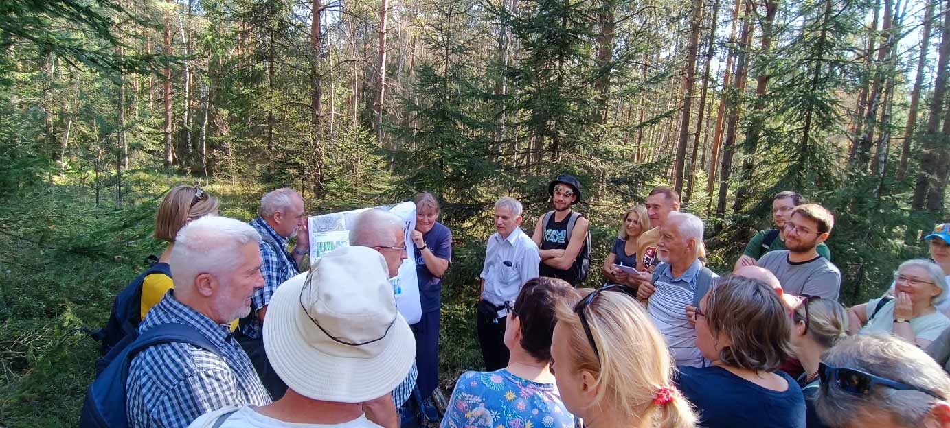grupa uczestników wycieczki terenowej