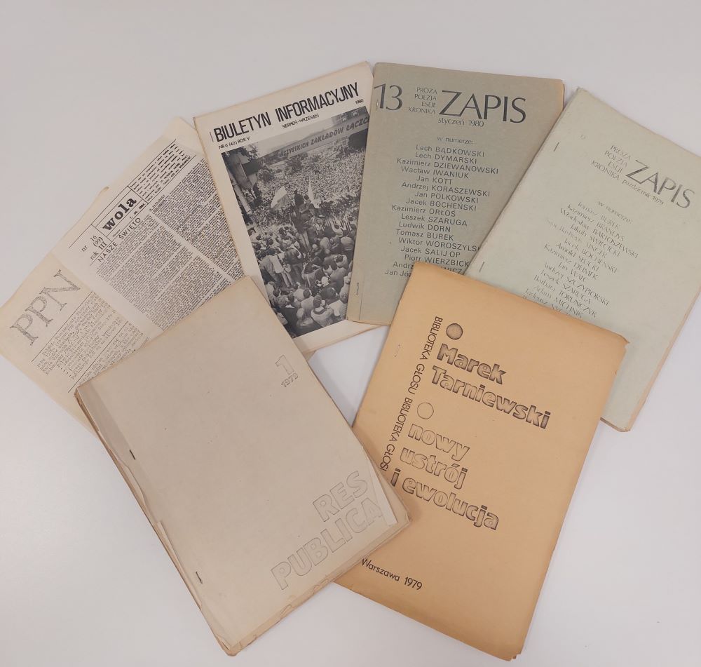 materiały archiwalne leżące na stole