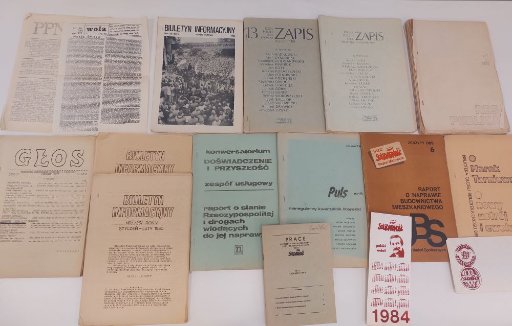 materiały archiwalne leżące na stole