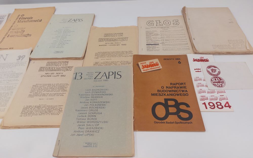 materiały archiwalne leżące na stole