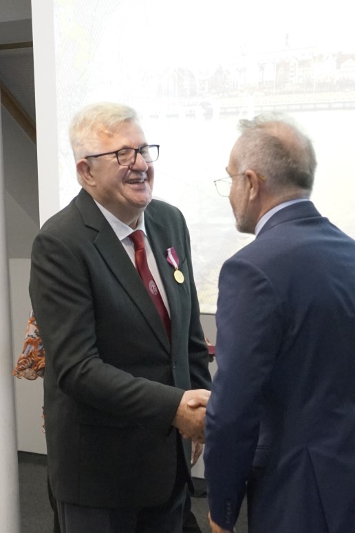 dwóch mężczyzn ściska sobie ręce