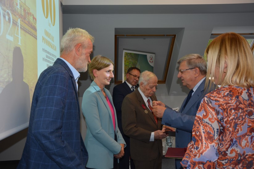 kilka osób stojących w kolejce do odznaczenia