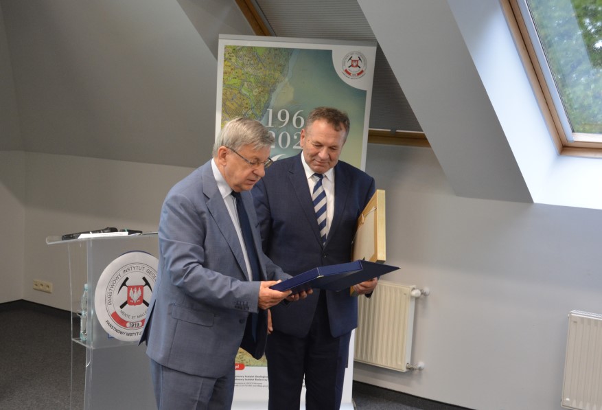 dwóch mężczyzn stoi oglądając ryngraf